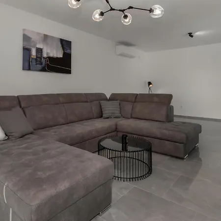 Pet Friendly In With Kitchen Šmrika