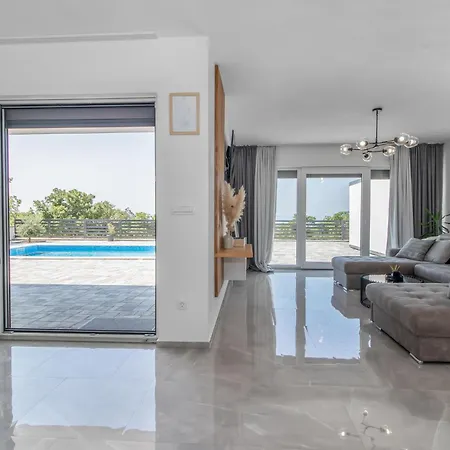 Pet Friendly In With Kitchen *