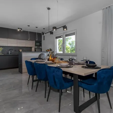 Pet Friendly In With Kitchen