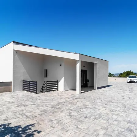 Pet Friendly In With Kitchen